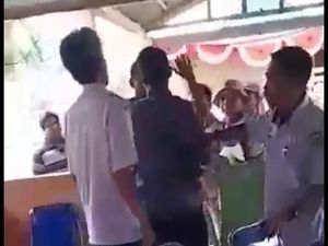 Heboh Video Ricuh Rapat Dualisme Kepala Desa di Sidrap, Sejumlah Orang Luka Heboh Video Ricuh Rapat Dualisme Kepala Desa di Sidrap, Sejumlah Orang Luka