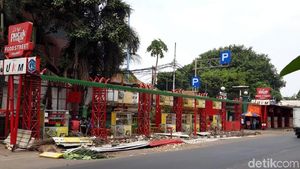 Potret Pembongkaran Loksem Nasi Kapau di Kramat untuk Pelebaran Trotoar
