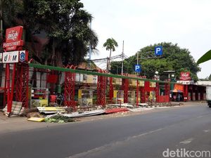 Potret Pembongkaran Loksem Nasi Kapau di Kramat untuk Pelebaran Trotoar Potret Pembongkaran Loksem Nasi Kapau di Kramat untuk Pelebaran Trotoar