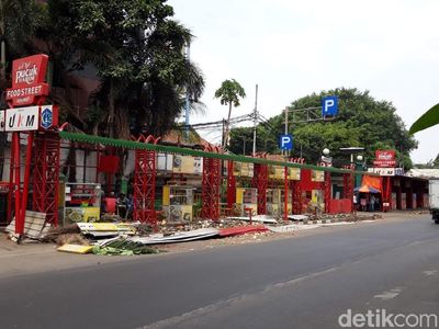 Potret Pembongkaran Loksem Nasi Kapau di Kramat untuk Pelebaran Trotoar