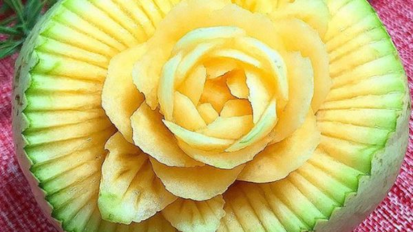 Artisitik! Teknik Ukir Membuat Buah dan Sayuran Segar Tampil Cantik