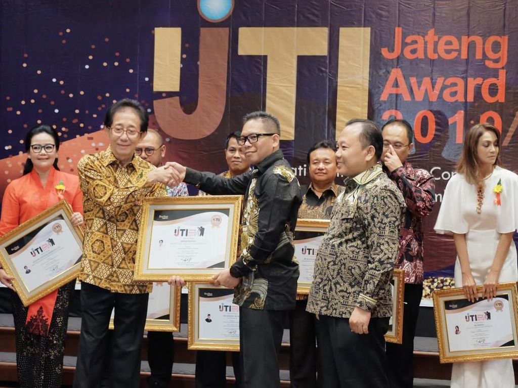 Bos Sido Muncul Dapat Penghargaan dari IJTI Jateng Bos Sido Muncul Dapat Penghargaan dari IJTI Jateng