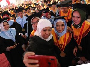 Bekali Wisudawan Untag, Khofifah Ingatkan Pesan Bung Karno