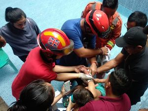 Aksi Dramatis Penyelamatan Balita Terjepit di Saluran Air Kolam Renang