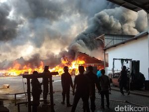 Berawal dari Kebakaran Ilalang, Pabrik di Sidoarjo Ludes Terbakar Berawal dari Kebakaran Ilalang, Pabrik di Sidoarjo Ludes Terbakar