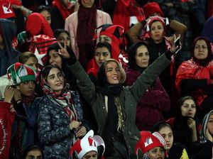 Di Iran, Kiper Pria Dikecam gara-gara Peluk Suporter Perempuan Di Iran, Kiper Pria Dikecam gara-gara Peluk Suporter Perempuan