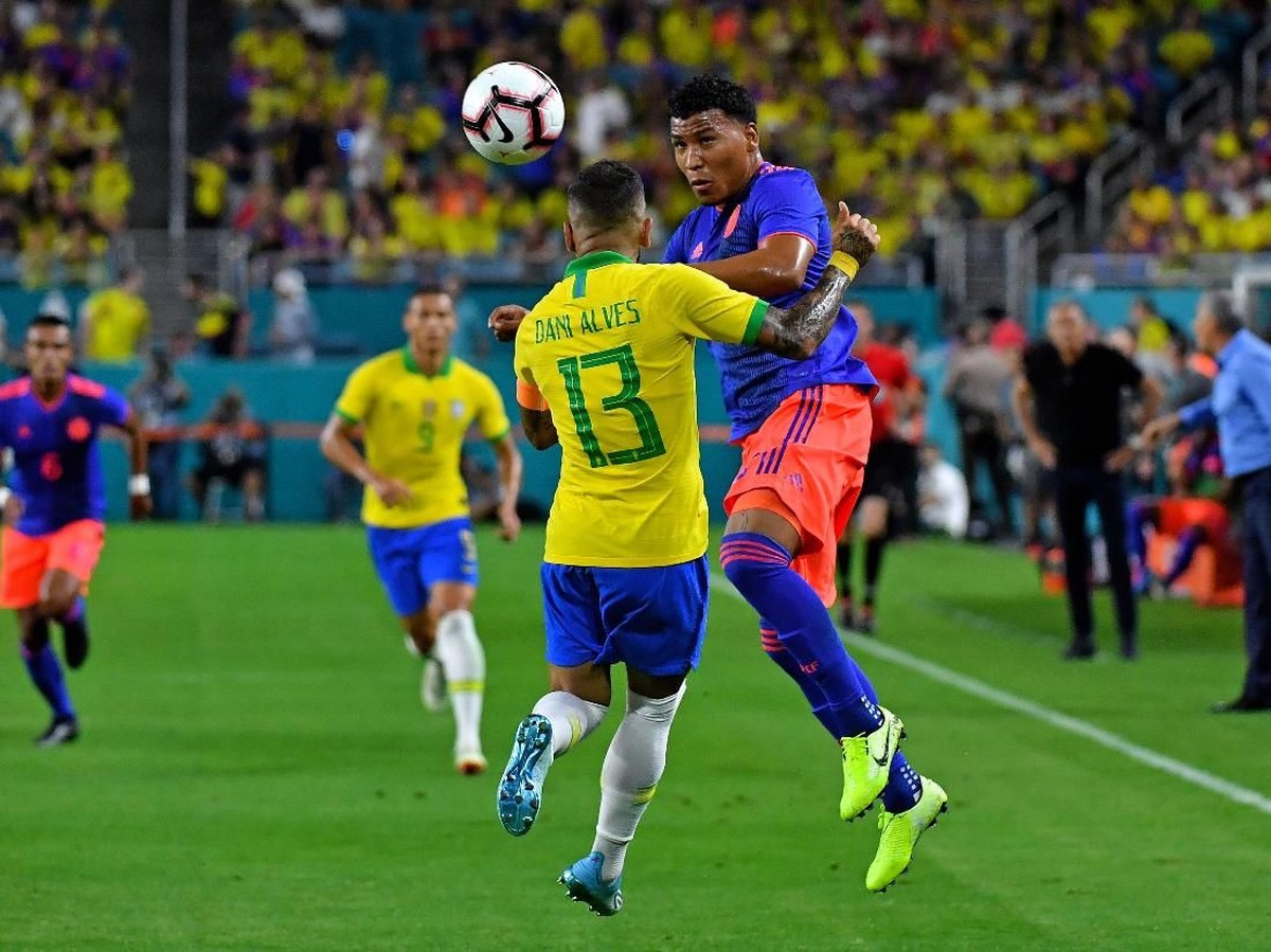 Aksi Dani Alves saat Brasil bermain 2-2 dengan Kolombia di laga persahabatan. (Foto: Steve Mitchell-USA TODAY Sports/Reuters)