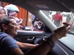 Ngeeng! Kala Emak-emak Bermotor Kejar Mobil Sandiaga untuk Foto Bareng