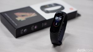 Unboxing Mi Band 4, Bawa Layar Warna Harga Tetap Murah