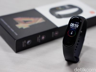 Unboxing Mi Band 4, Bawa Layar Warna Harga Tetap Murah