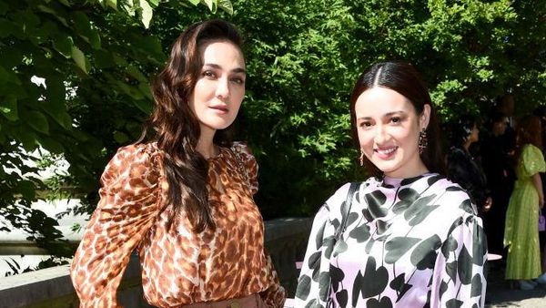 Foto: Adu Gaya Luna Maya Vs. Julie Estelle di New York Fashion Week