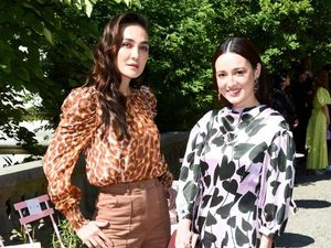 Foto: Adu Gaya Luna Maya Vs. Julie Estelle di New York Fashion Week Foto: Adu Gaya Luna Maya Vs. Julie Estelle di New York Fashion Week