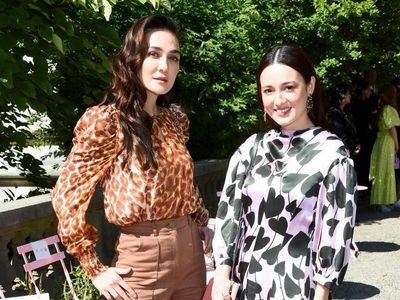 Foto: Adu Gaya Luna Maya Vs. Julie Estelle di New York Fashion Week
