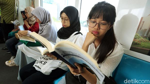 Asyik, Kini Penumpang Bisa Baca Buku di MRT