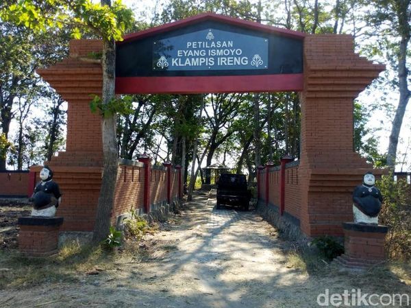 Potret Klampis Ireng, Tempat Diyakini Keramat untuk Minta Naik Pangkat