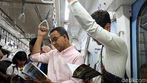 Momen Anies Baca Buku Berdiri di Gerbong MRT