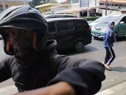 Jadi Contoh Tak Baik, Pemotor Serang Pejalan Kaki di Trotoar Minta Maaf