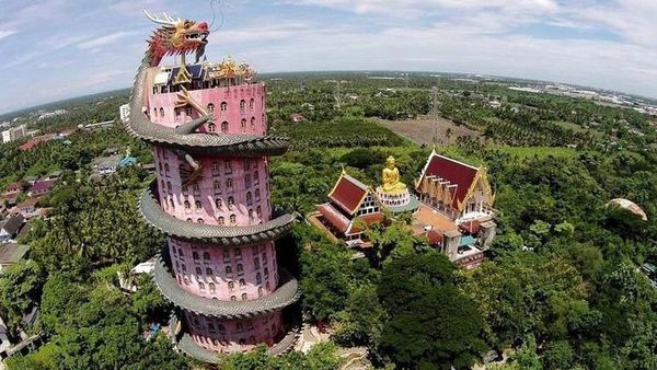 Ngeri! Bangunan Kuil Ini Dililit Naga Raksasa