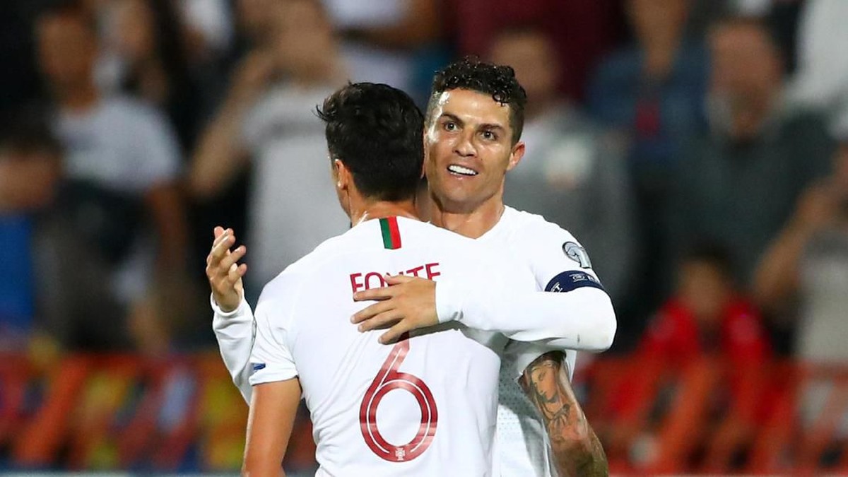 Cristiano Ronaldo diledek Robbie Keane. (Marko Djurica/Reuters)