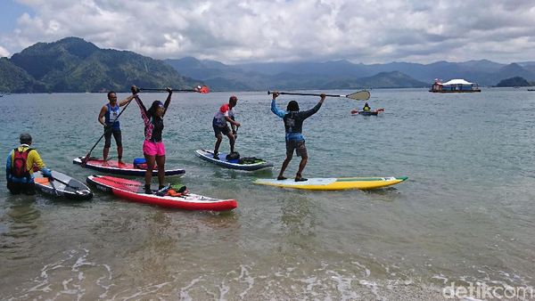 Keseruan Parade Stand Up Paddle di Teluk Prigi Trenggalek