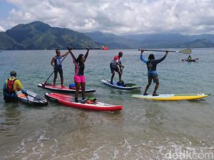 Keseruan Parade Stand Up Paddle di Teluk Prigi Trenggalek