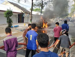 Sebuah Mobil Terbakar Saat Antre Masuk SPBU di Pacitan