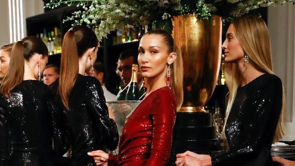 Foto: Seksinya Bella Hadid di Catwalk Ralph Lauren