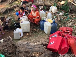 Dampak Kemarau Panjang, Warga Maros Antre Air Bersih Sejak Dini Hari