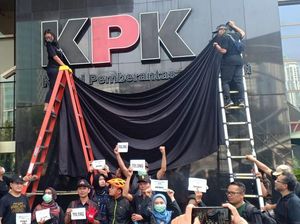 Tolak Revisi UU, Pegawai KPK Gelar Aksi Tutup Logo di Gedung Merah Putih Tolak Revisi UU, Pegawai KPK Gelar Aksi Tutup Logo di Gedung Merah Putih