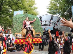 Nonton Reog, Wakil Dubes RI untuk Belanda Pakai Pakaian Warok