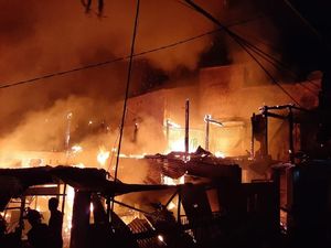 Duh! Padamkan Kebakaran di Makassar, Mobil Damkar Dirusak