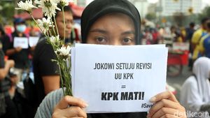 Aksi Bagi-bagi Bunga untuk Tolak Revisi UU KPK