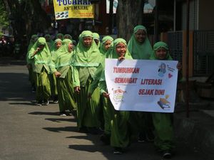 Hari Aksara Sedunia, Siswi MI Gelar Pawai Literasi Hari Aksara Sedunia, Siswi MI Gelar Pawai Literasi