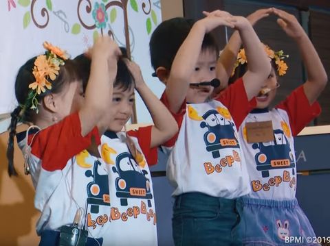 Tawa Jokowi Melihat Pertunjukan Musik Jan Ethes di Sekolah