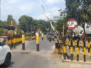 Perlintasan Sebidang di Kota Blitar Diportal, Warga Protes PT KAI