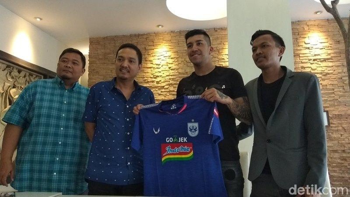 PSIS Semarang memperkenalkan pemain asing baru, Jonathan Eduardo Cantillana Zorrilla, Minggu (8/9/2019) di Magelang.  (Eko Susanto/detikSport)