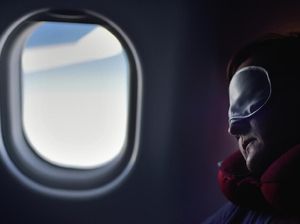 Viral, Suami Berdiri 6 Jam di Pesawat Agar Istri Bisa Berbaring di Kursi