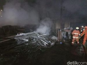 2 Mobil dan 6 Motor Hangus Akibat Kebakaran Lapak di Cengkareng