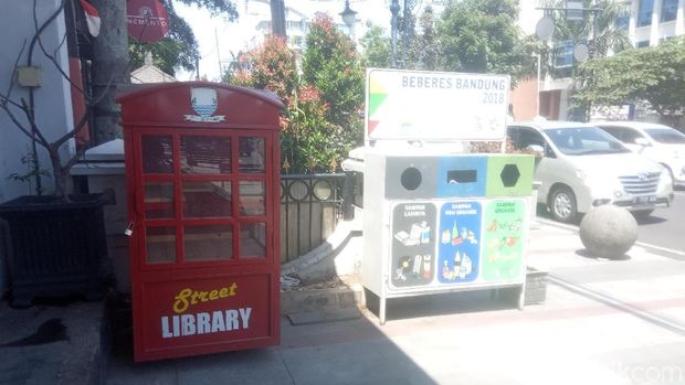 Street library di Jalan Asia Afrika. Lemari buku kosong dan terkunci