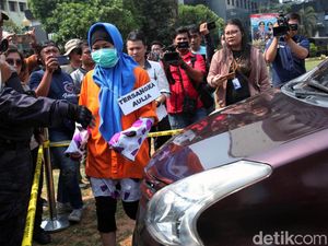 Rekonstruksi Aulia Kesuma saat Bakar Suami dan Anak Tirinya Rekonstruksi Aulia Kesuma saat Bakar Suami dan Anak Tirinya