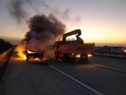 Korsleting Mesin, Pikap Muat Sofa Terbakar di Tol Jombang
