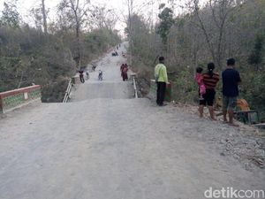 Jembatan Antarkecamatan di Bojonegoro Ambruk, Warga Harus Memutar 10 Km