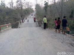 Jembatan Antarkecamatan di Bojonegoro Ambruk, Warga Harus Memutar 10 Km