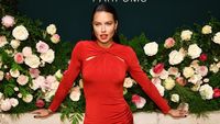 Sexy In Red! Penampilan Adriana Lima dengan Dress Ketat