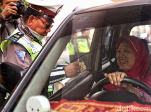 Ekspresi Pelanggar Ganjil Genap Saat Ditilang Polisi