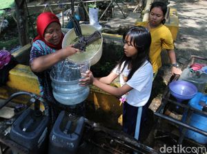 Kemarau, Warga Manfaatkan Air Sumur Tua di Situ Sipatahunan Bandung
