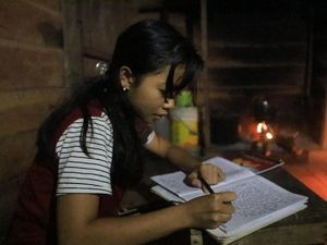 Di Rumah Singgah Gelap Gulita, Anak Pedalaman Rintis Mimpi Jadi Guru