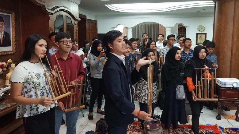 Muda-mudi Kamboja Main Angklung dan Nobar Film Indonesia