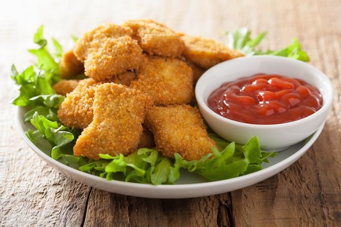 Cara menciptakan nugget ayam. Foto: iStock