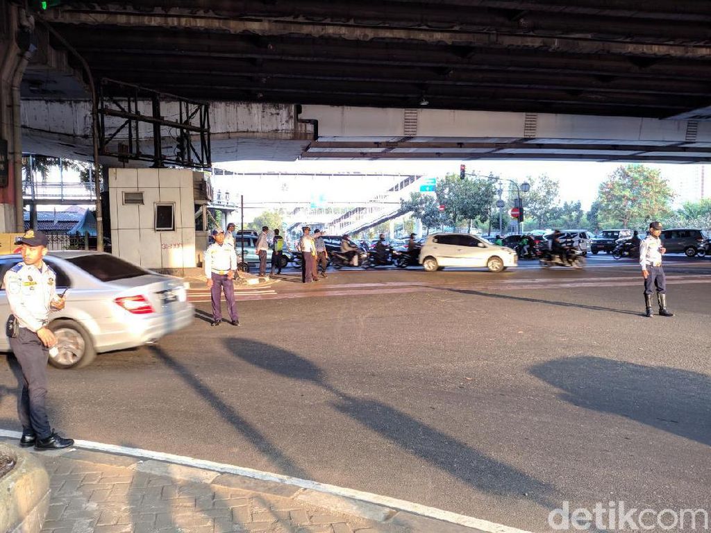 Hari Pertama Perluasan Ganjil Genap, Lalu Lintas di Jalan Pramuka Lancar Hari Pertama Perluasan Ganjil Genap, Lalu Lintas di Jalan Pramuka Lancar